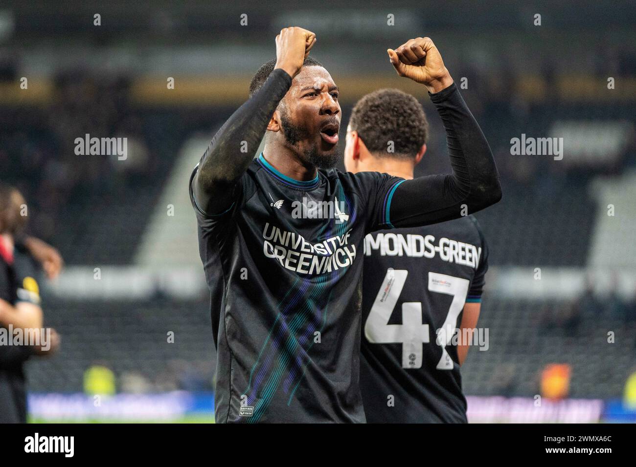 L'attaquant Charlton Athletic Daniel Kanu (29) célèbre après le Derby County FC vs Charlton Athletic FC SKY BET EFL League One match au Pride Park Stadium, Derby, Angleterre, Royaume-Uni le 27 février 2024 crédit : Every second Media/Alamy Live News Banque D'Images