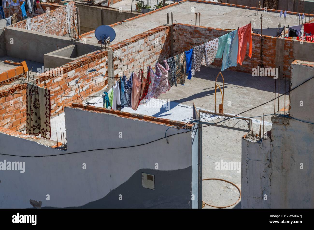 Séchage de blanchisserie coloré sur un toit-terrasse à Tétouan, Maroc Banque D'Images