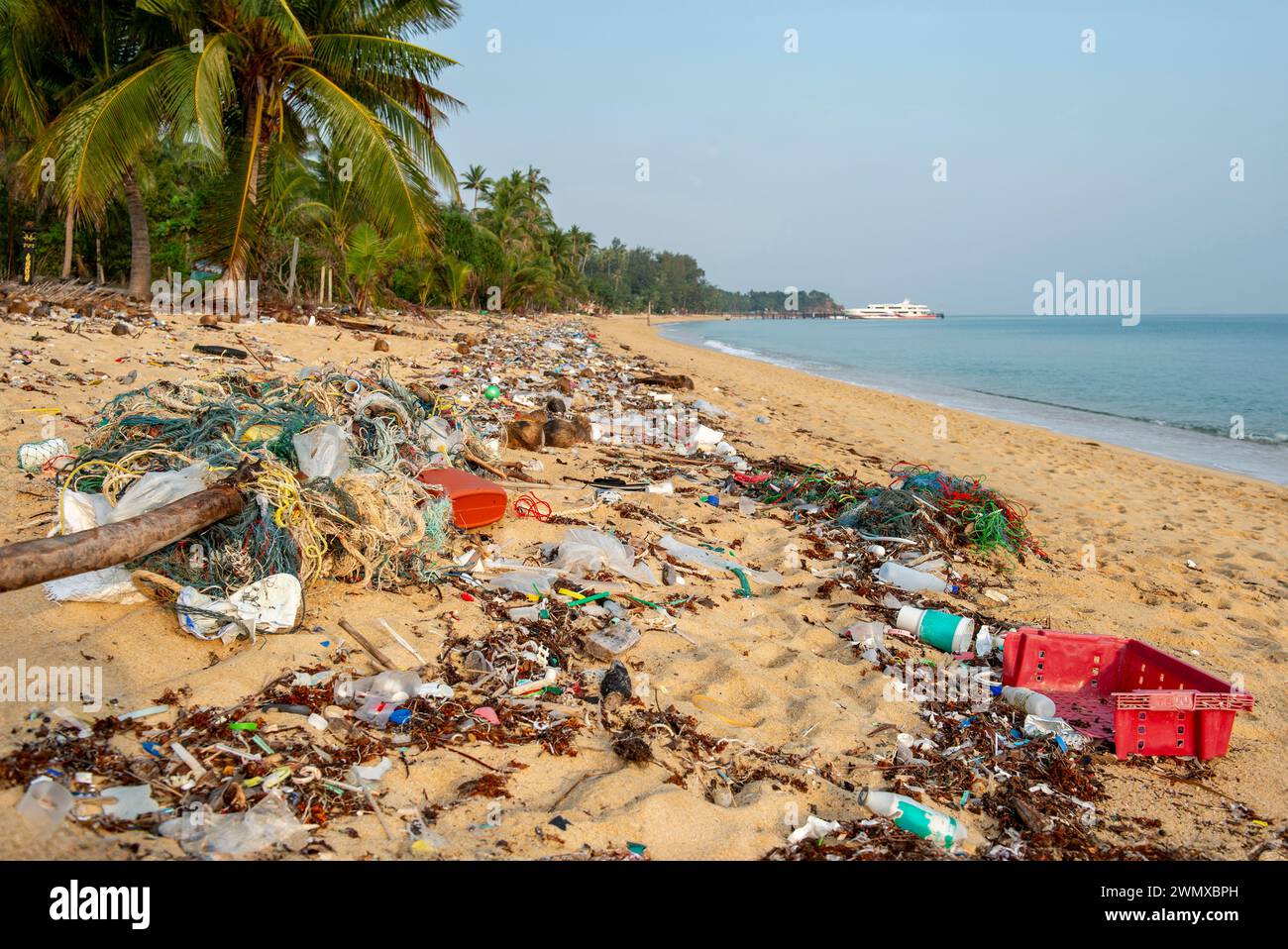 Koh Samui, Thaïlande - 19 janvier 2024 : une plage pleine de déchets plastiques et de déchets plastiques est un symbole répandu de l'environnement et du recyclage Banque D'Images