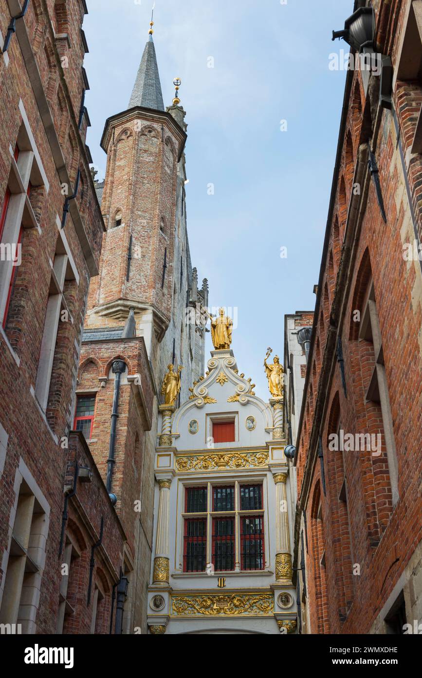 Ruelle dans le centre historique avec l'architecture traditionnelle flamande, maison, façade, artisanat, style architectural, bâtiment, flamand, européen Banque D'Images
