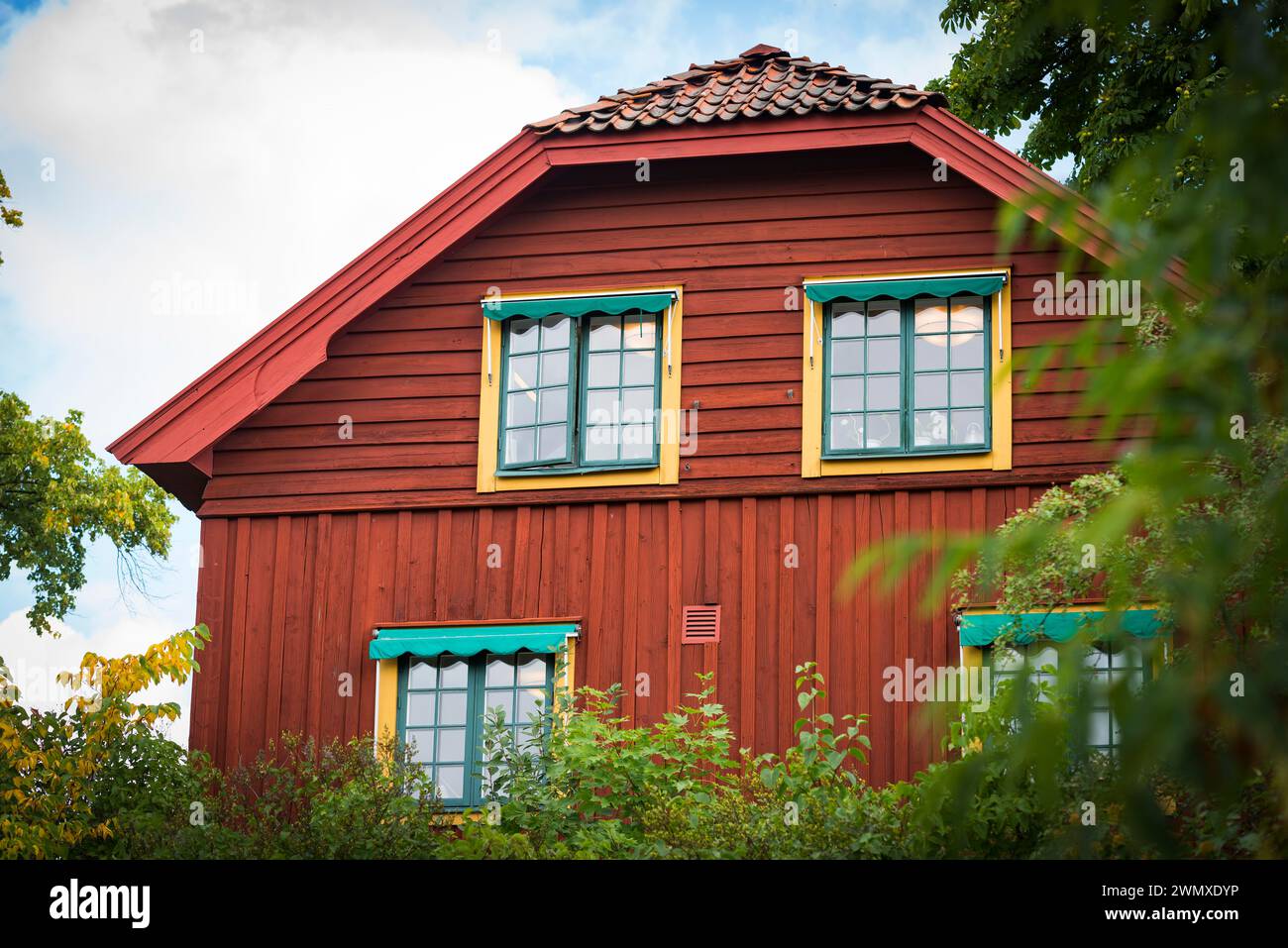 Maison de vacances suédoise, rouge nordique, maison, vie, ferme, ferme, rural, vacances, chalet, fenêtre, façade, romantique, traditionnelle, maison en bois Banque D'Images