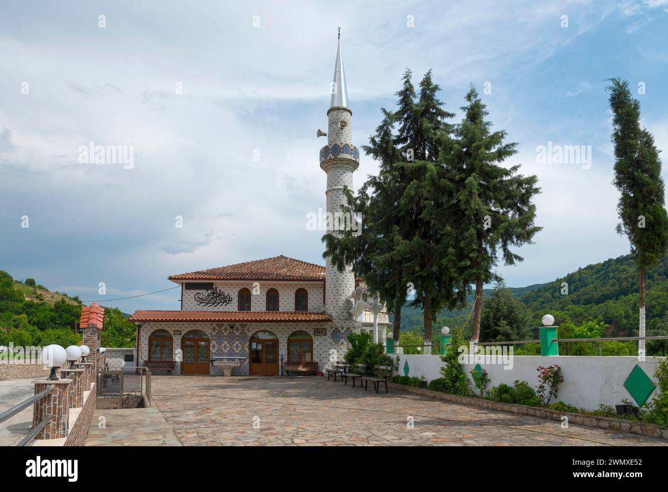 Mosquée avec minaret décoratif, entourée d'arbres et d'une clôture, Melivia, Melivoia, centre des Pomaks, Myki, Xanthi, Macédoine orientale et Thrace Banque D'Images