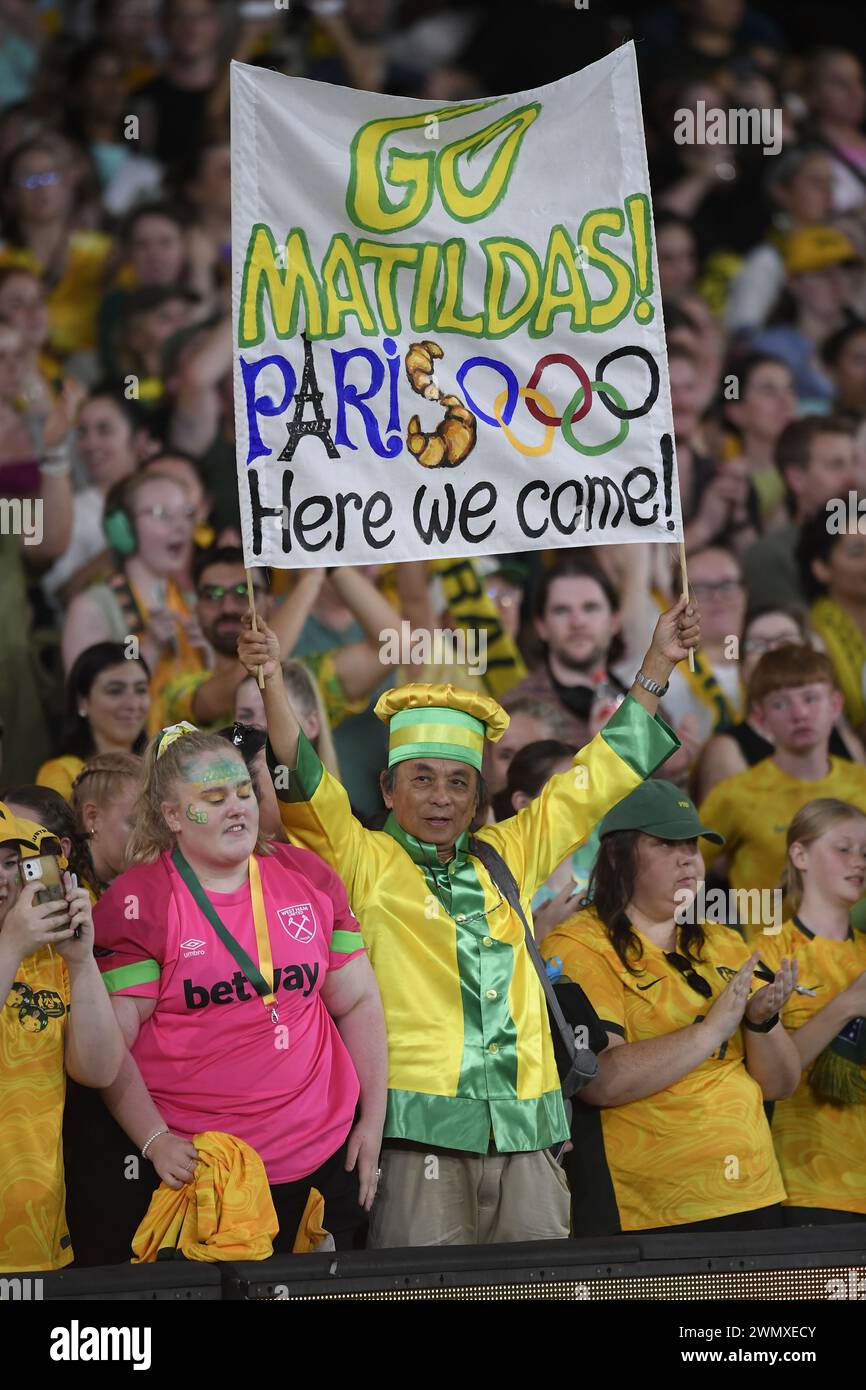MELBOURNE, AUSTRALIE 28 février 2024. Les supporters de l'australienne Matilda célèbrent leur qualification après que l'équipe australienne a remporté son match contre l'Ouzbékistan 10-0 lors du tournoi de qualification olympique féminin AFC 2024 R3 Australie - Ouzbékistan au stade Marvel de Melbourne. Crédit : Karl Phillipson/Alamy Live News Banque D'Images