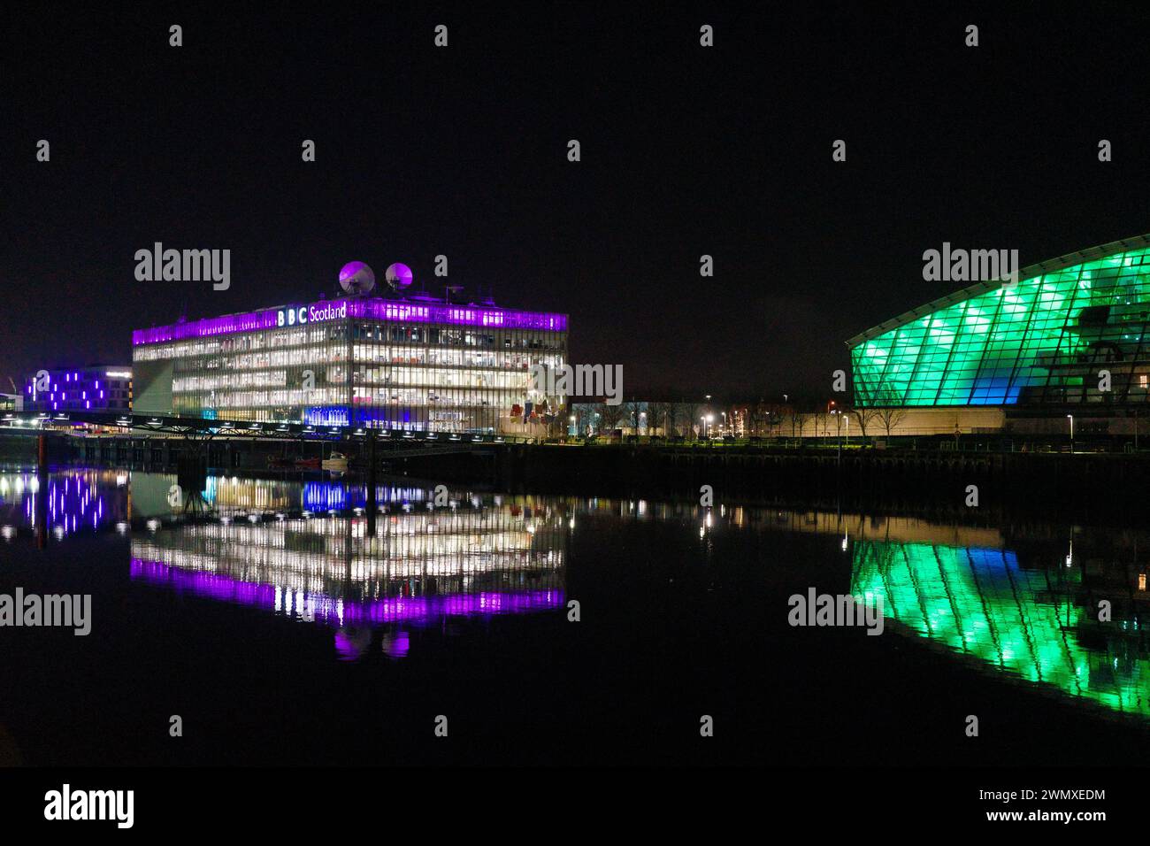 Glasgow Écosse : 11 février 2024 : River Clyde dans la nuit BBC Pacific Quay et Glasgow Science Centre Banque D'Images