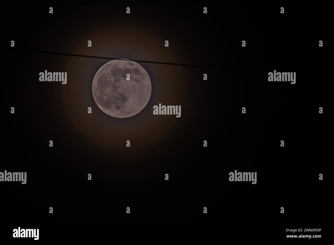 Juin pleine lune entourée d'un halo causé par les gaz dans l'atmosphère pris en Corée du Sud Banque D'Images