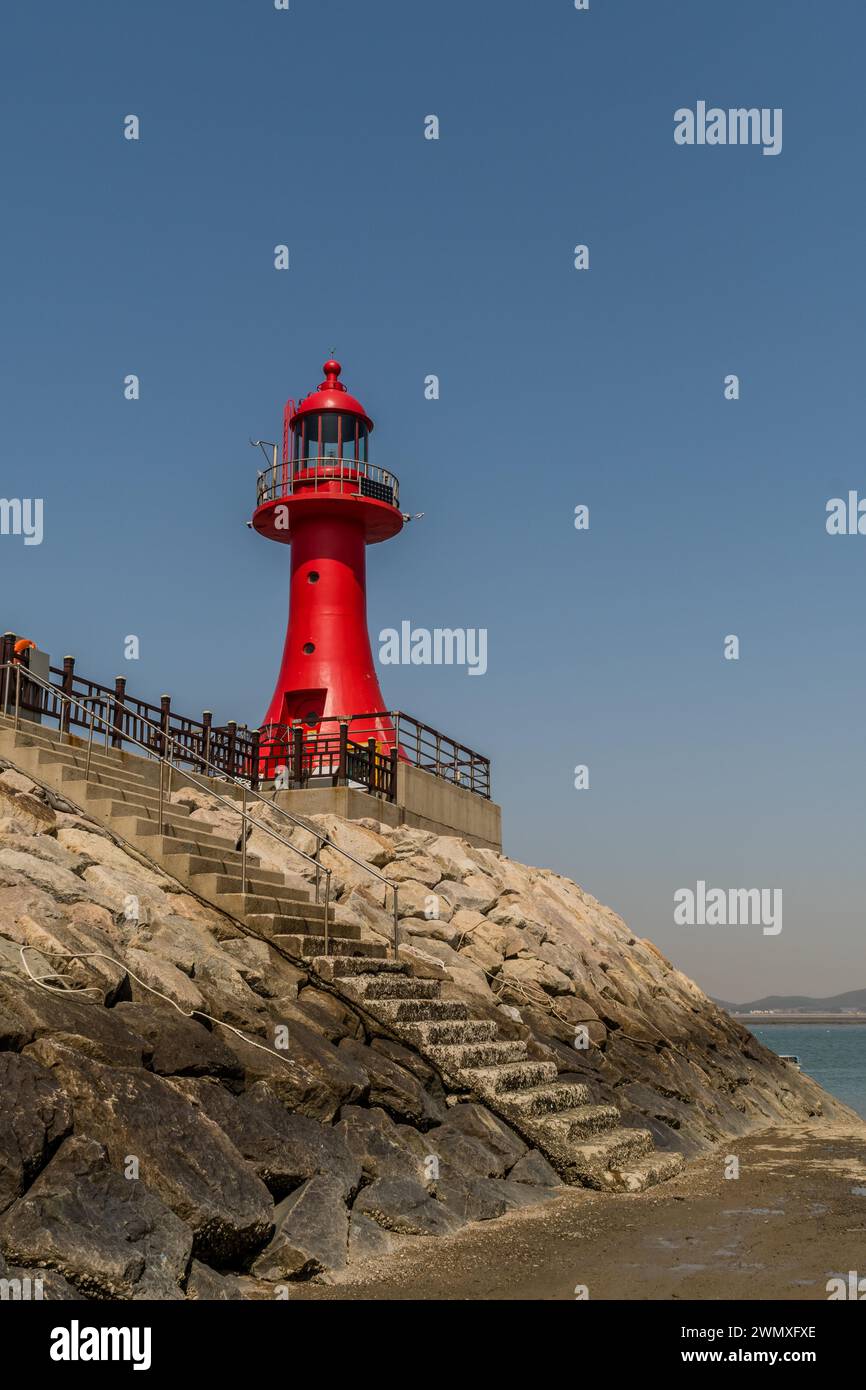 Phare rouge sur le quai du port de Gungpyeong Hang à Pyeongtaek, Corée du Sud Banque D'Images