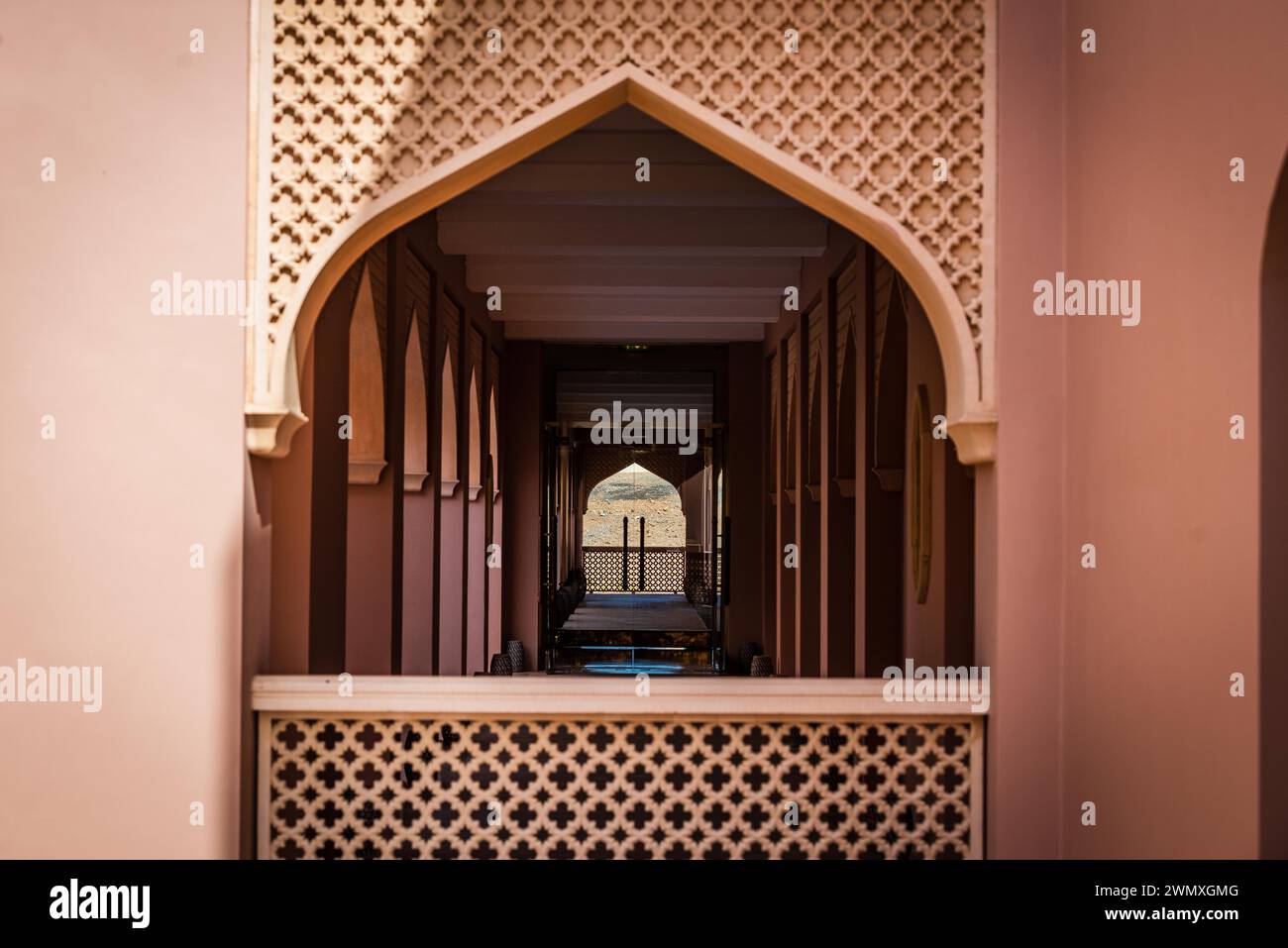 Architecture orientale traditionnelle avec des motifs géométriques et des arches dans les tons de rose, Oman Banque D'Images
