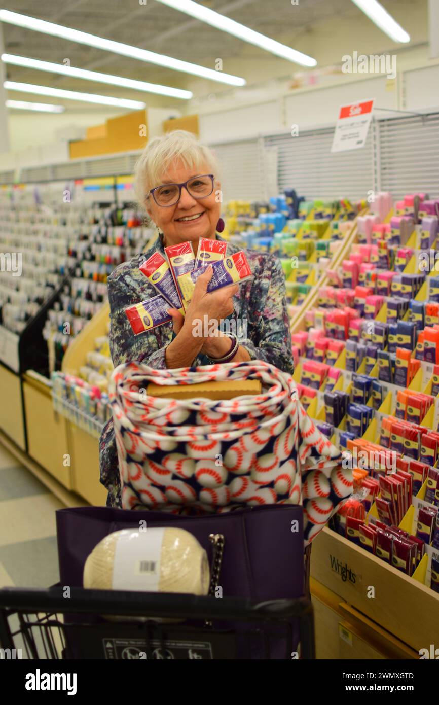 Senior Lady Shopping Banque D'Images