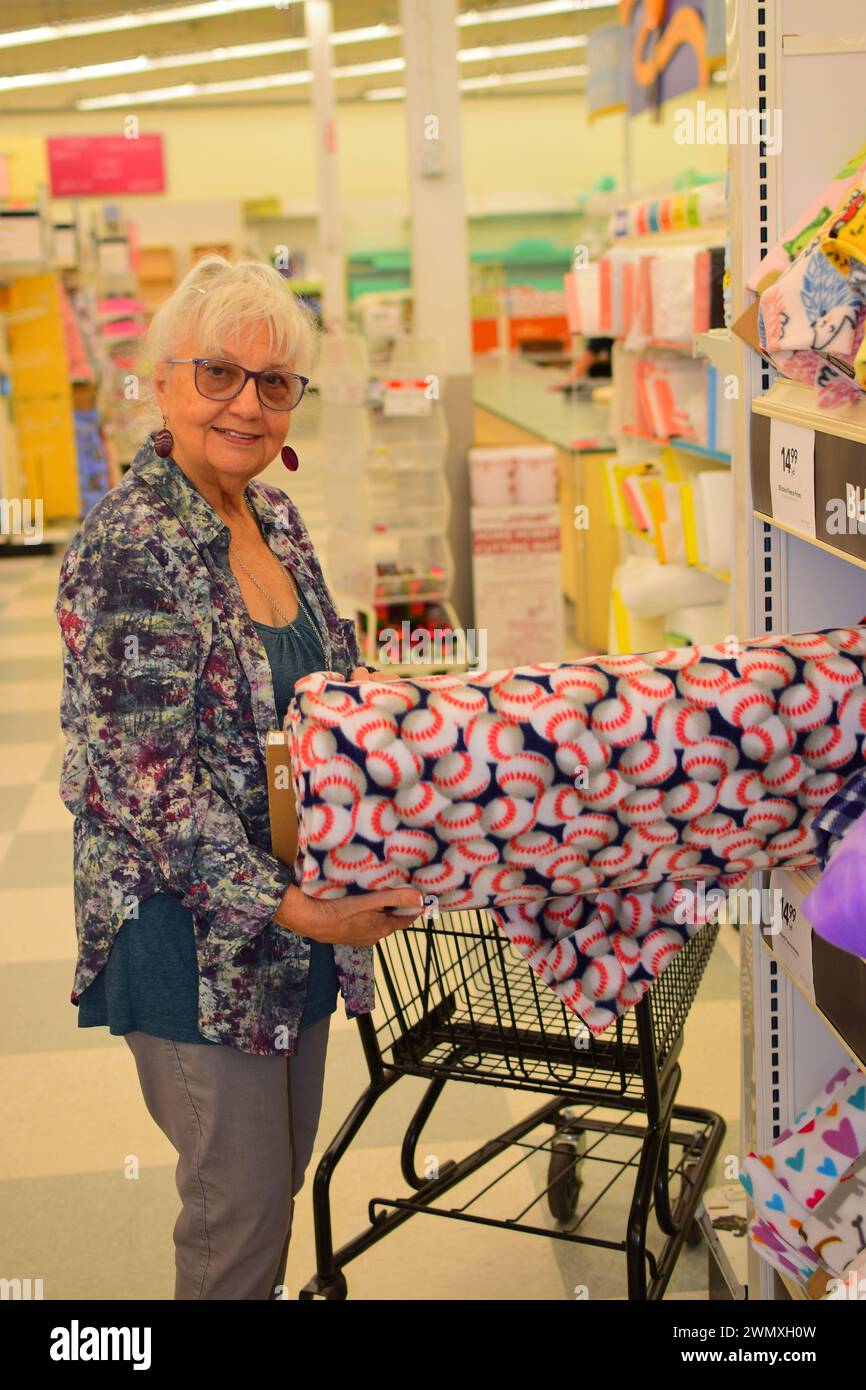 Senior Lady Shopping Banque D'Images