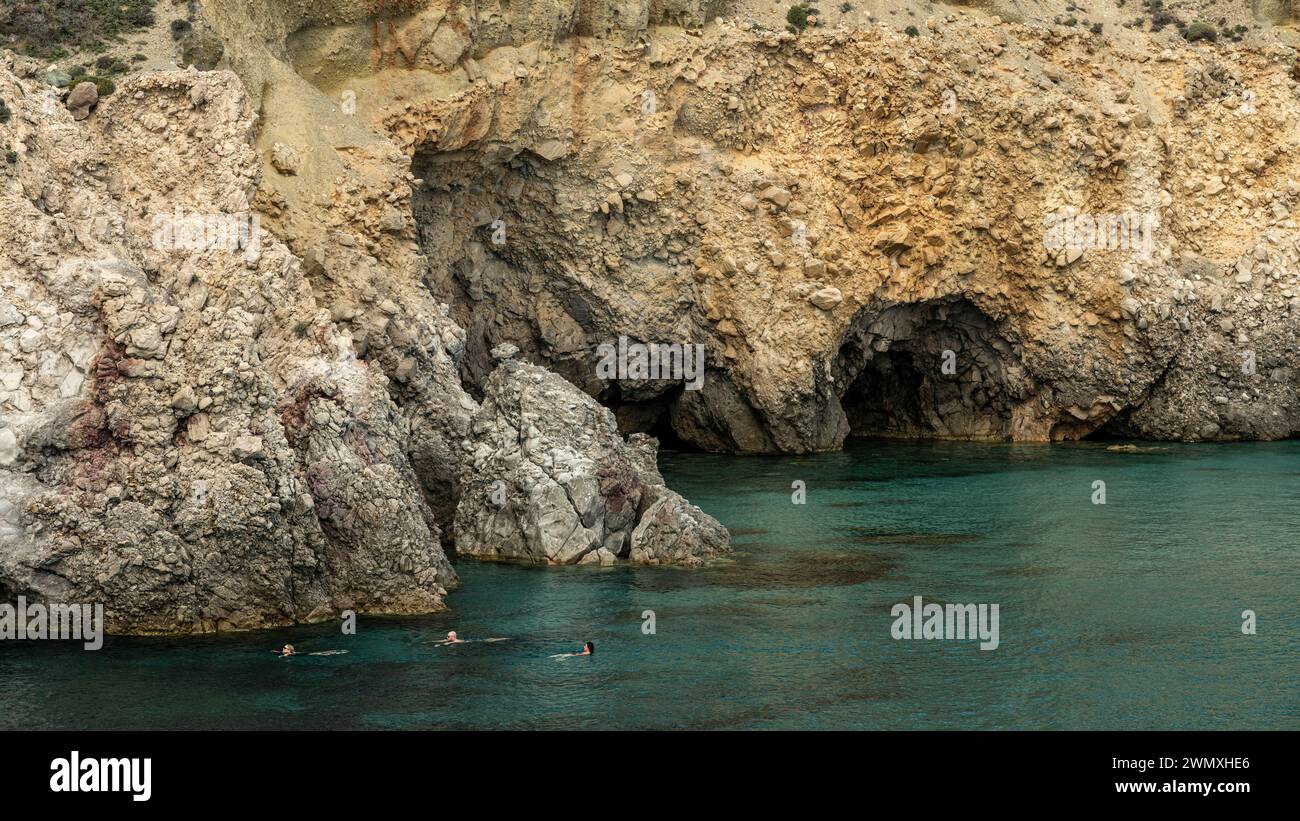Grottes sur les falaises près de Fylakopi, Milos, Cyclades, Grèce Banque D'Images