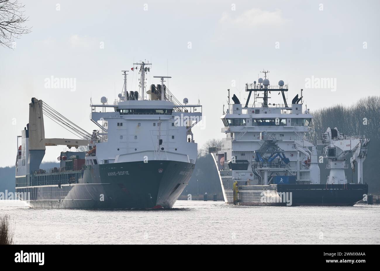 Navire de ravitaillement du parc éolien offshore Deep Cygnus dans le canal de Kiel, Schleswig-Holstein, Allemagne Banque D'Images