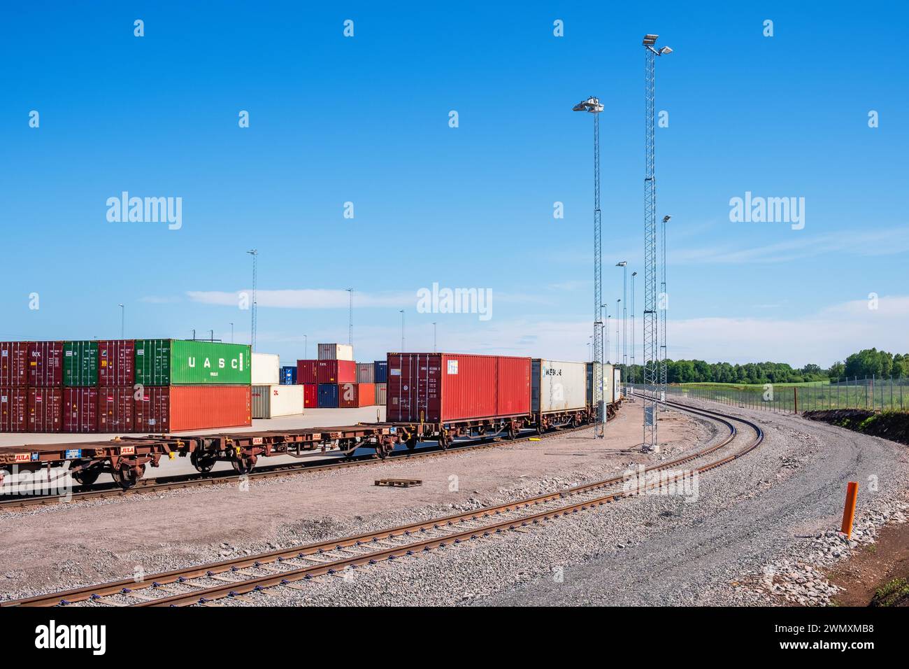 Wagons de fret dans un terminal de fret pour le chargement de conteneurs pour le transport ferroviaire, Falkoeping, Suède Banque D'Images