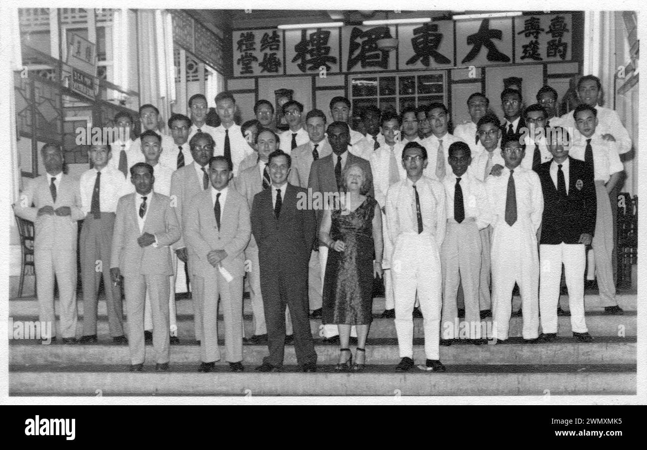 Une photo en noir et blanc des membres de la Singapore Cricket Association à Singapour en 1955. M. R.G. Barker est cinquième à partir de la gauche au troisième rang. Banque D'Images Une photo en noir et blanc des membres de la Singapore Cricket Association à Singapour en 1955. M. R.G. Barker est cinquième à partir de la gauche au troisième rang. Banque D'Images