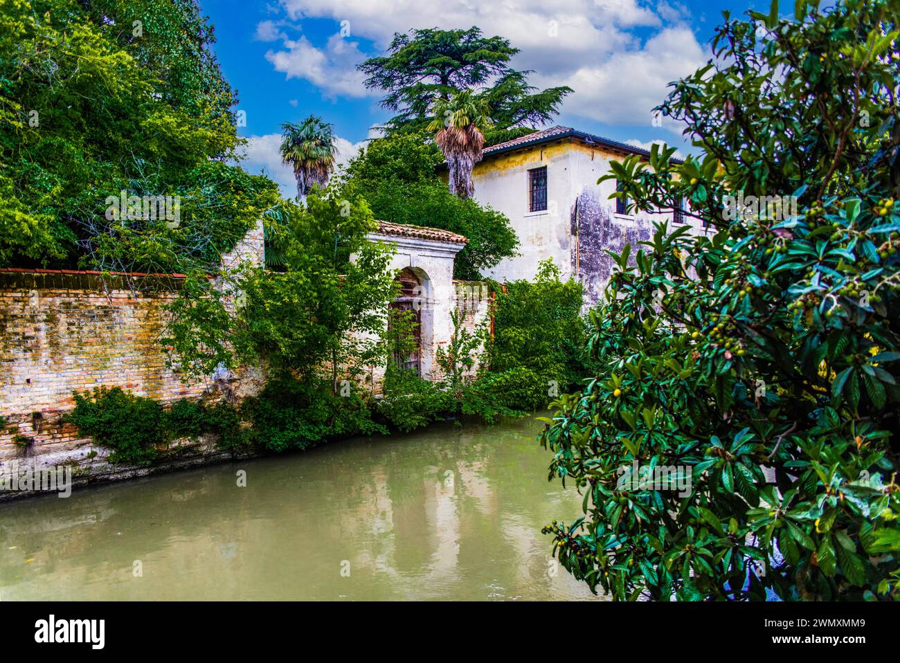 Par la rivière Lemene, vieille ville médiévale, Portogruaro, Vénétie, Frioul, Italie, Portogruaro, Vénétie, Italie Banque D'Images