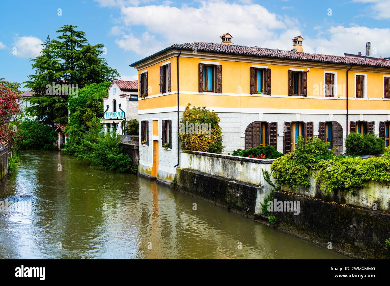 Par la rivière Lemene, vieille ville médiévale, Portogruaro, Vénétie, Frioul, Italie, Portogruaro, Vénétie, Italie Banque D'Images