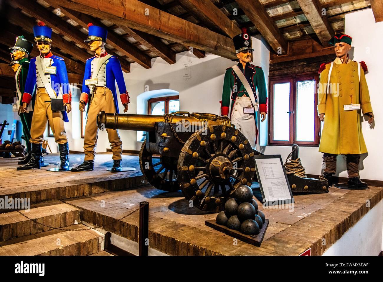 Soldats et artillerie, musée militaire, ville planifiée en forme d'étoile, Palmanaova, site du patrimoine mondial de l'UNESCO, Frioul, Italie, Palmanaova Banque D'Images