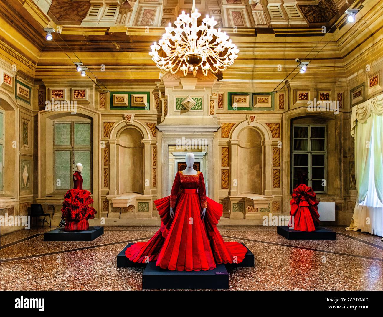 Robe de mariée Mikado en soie rouge dans différentes nuances de rouge avec corsage brodé, 2009, exposition de magnifiques créations de robe de soirée à la mode Banque D'Images