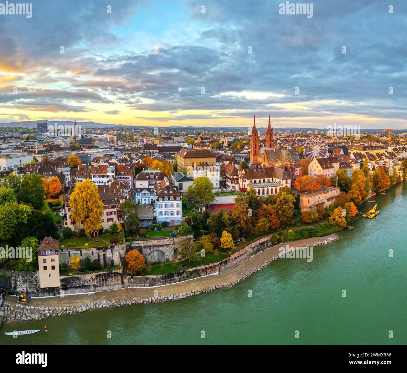Bâle, Suisse sur le Rhin au crépuscule en automne. Banque D'Images