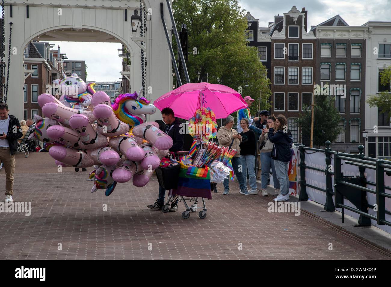 Vente de ballons The Gaypride à Amsterdam pays-Bas 5-8-2023 Banque D'Images