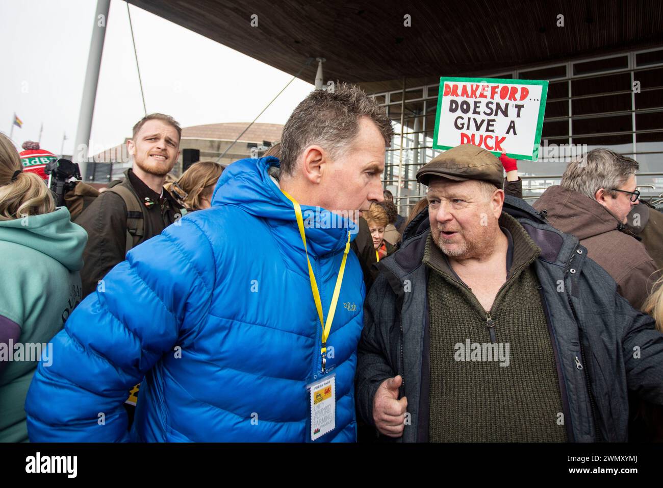 Cardiff, pays de Galles, Royaume-Uni. 28 février 2024. Nigel Owens MBE, présentateur de télévision et ancien arbitre de rugby, s'entretient avec des manifestants devant le Parlement gallois à Cardiff Bay alors que des milliers d'agriculteurs convergent vers Cardiff pour protester contre les plans de subventions environnementales du gouvernement gallois. Des manifestations similaires ont eu lieu récemment en France, en Belgique et en Allemagne. Crédit : Mark Hawkins/Alamy Live News Banque D'Images