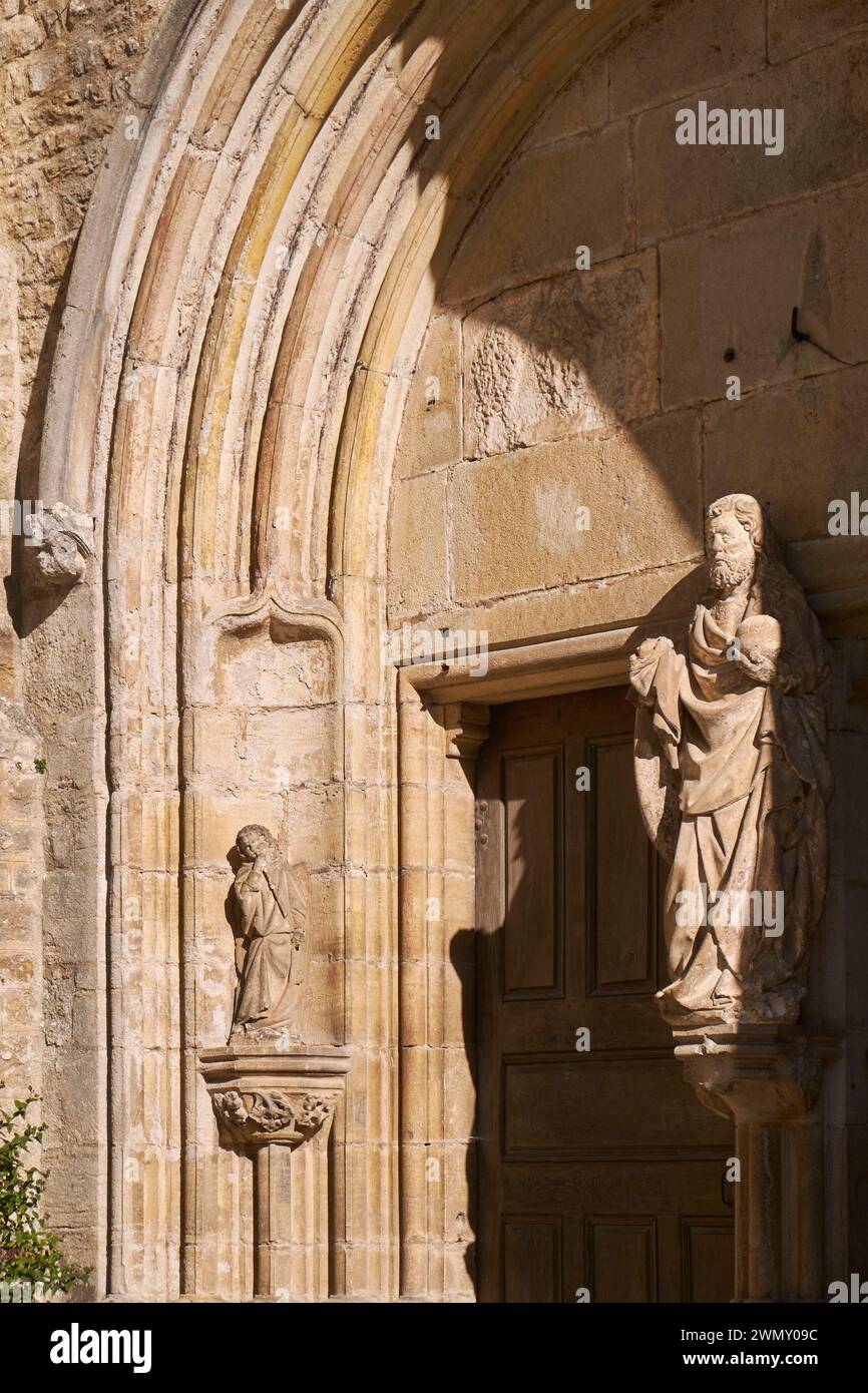 France, Jura, Baume les Messieurs, labellisé les plus Beaux villages de France, l'abbaye Saint Pierre, portail roman de l'église abbatiale, trumeau orné d'une statue de Saint Pierre bénissant le monde de sa main droite (XVe siècle), ange musicien dans une niche latérale Banque D'Images