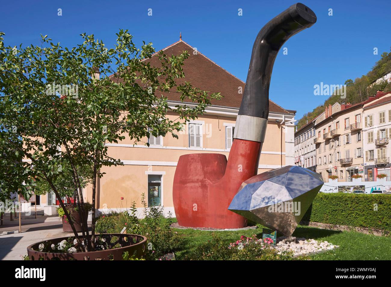 France, Jura, Saint Claude, devant l'Office de Tourisme, sculpture de la plus grande pipe du monde qui mesure 8,70 m de hauteur, 7,50 m de longueur, un bol de 2,60 m de diamètre et un poids de 600 kg, tuyau fabriqué par le lycée technique de bois de Moirans en montagne (ossature bois et revêtement) pour le Téléthon 1998 Banque D'Images
