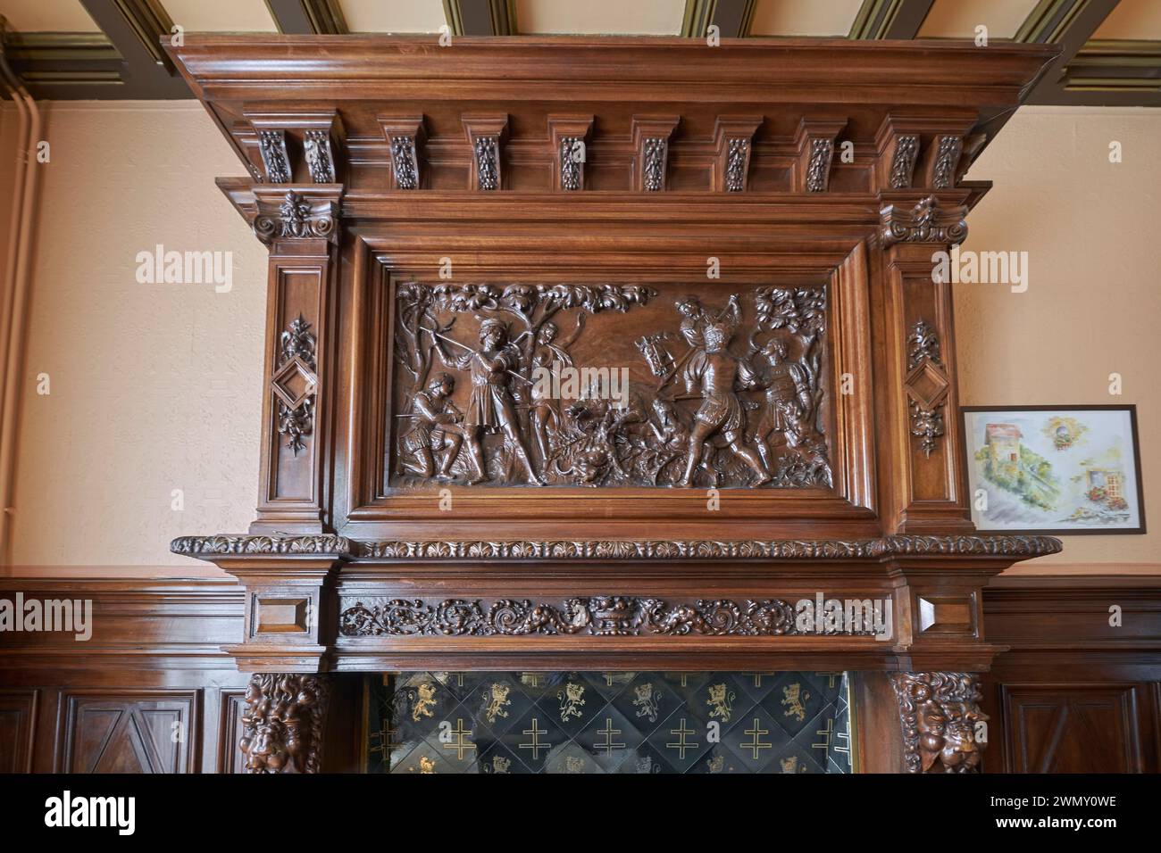 France, Vosges, Xertigny, le Château des brasseurs, cheminée dans la salle des mariages, bas-relief en bois sculpté représentant une copie du XVIIIe siècle, chasse au sanglier, tableau dit être de Diane de Poitiers Banque D'Images