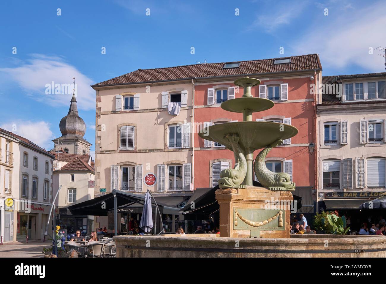 France, Vosges, Remiremont, place de Lattre de Tassigny, Fontaine des dauphins inaugurée en 1828 par Marie Thérèse, duchesse d'Angoulême et fille aînée de Louis XVI et Marie-Antoinette d'Autriche Banque D'Images