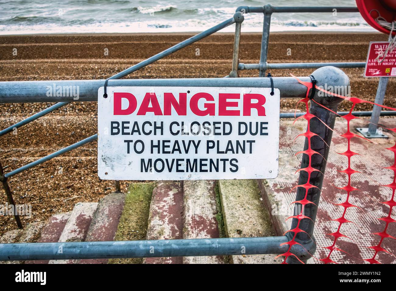 Danger plage fermée en raison de mouvements de plantes lourds, panneau d'avertissement sur Hythe plage Kent, tandis que les défenses maritimes sont restaurées Banque D'Images