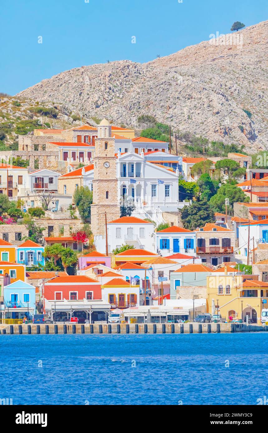 Grèce, îles du Dodécanèse, île de Halki, maisons traditionnelles au bord de la mer Banque D'Images