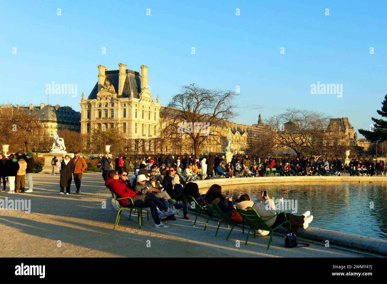 France, Paris, zone classée au Patrimoine mondial de l'UNESCO, le jardin des Tuileries, le Grand bassin rond et le Pavillon Turgot du musée du Louvre Banque D'Images