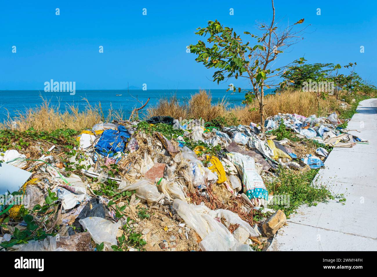 Vietnam, province de Kien Giang, île Hon son (ou Lai son), décharge de déchets le long de la route Banque D'Images