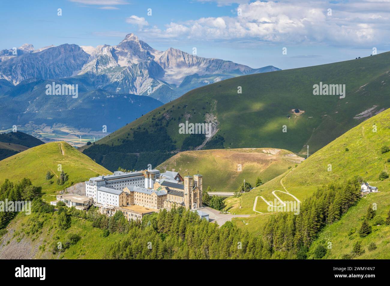 France, Isère, la Salette-Fallavaux, sanctuaire notre-Dame de la Salette, sommet de la Grande Tête de l'Obiou (2789 m) dans le massif du Dévoluy en arrière-plan Banque D'Images