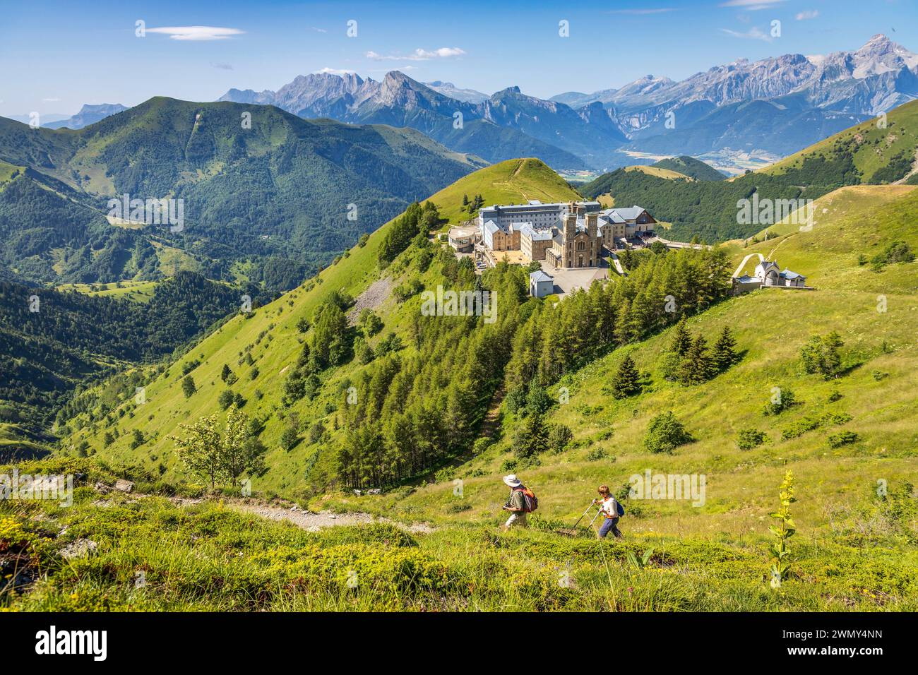 France, Isère, la Salette-Fallavaux, sanctuaire notre-Dame de la Salette, sommet de la Grande Tête de l'Obiou (2789 m) dans le massif du Dévoluy en arrière-plan Banque D'Images