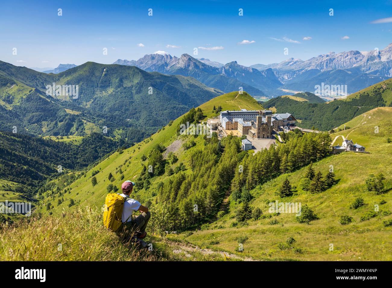 France, Isère, la Salette-Fallavaux, sanctuaire notre-Dame de la Salette, sommets du Faraut dans le massif du Dévoluy en arrière-plan Banque D'Images