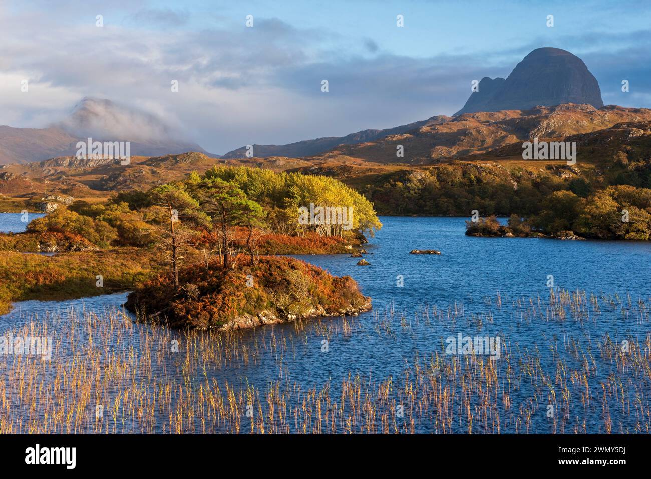 Royaume-Uni, Écosse, Highlands, North Coast 500 Road, Lochinver, Loch Druin Suardalain, Suilven Mountain en arrière-plan Banque D'Images