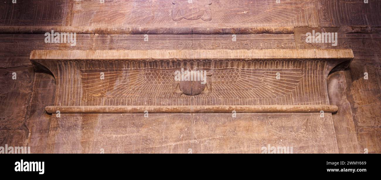 Egypte, Assouan, monuments nubiens d'Abu Simbel à Philae classés au Patrimoine mondial de l'UNESCO, temple d'Isis à Philae, Mammisi (maison natale), linteau de porte avec disque solaire ailé Banque D'Images