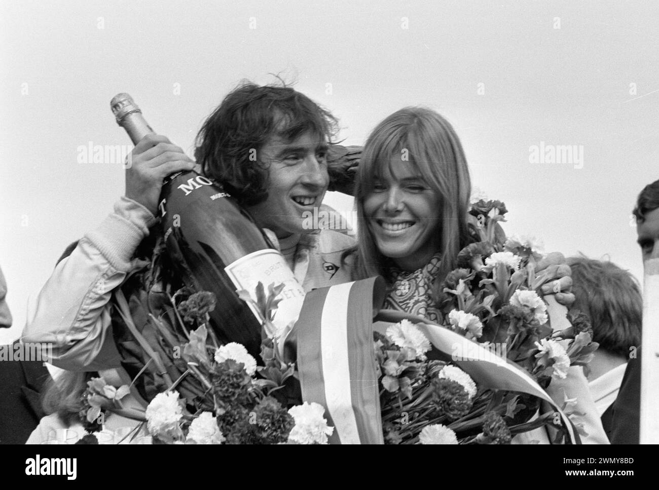 Jackie Stewart, vainqueur du Grand Prix des pays-Bas de formule 1 1969, et sa femme, célèbrent sa victoire. Banque D'Images