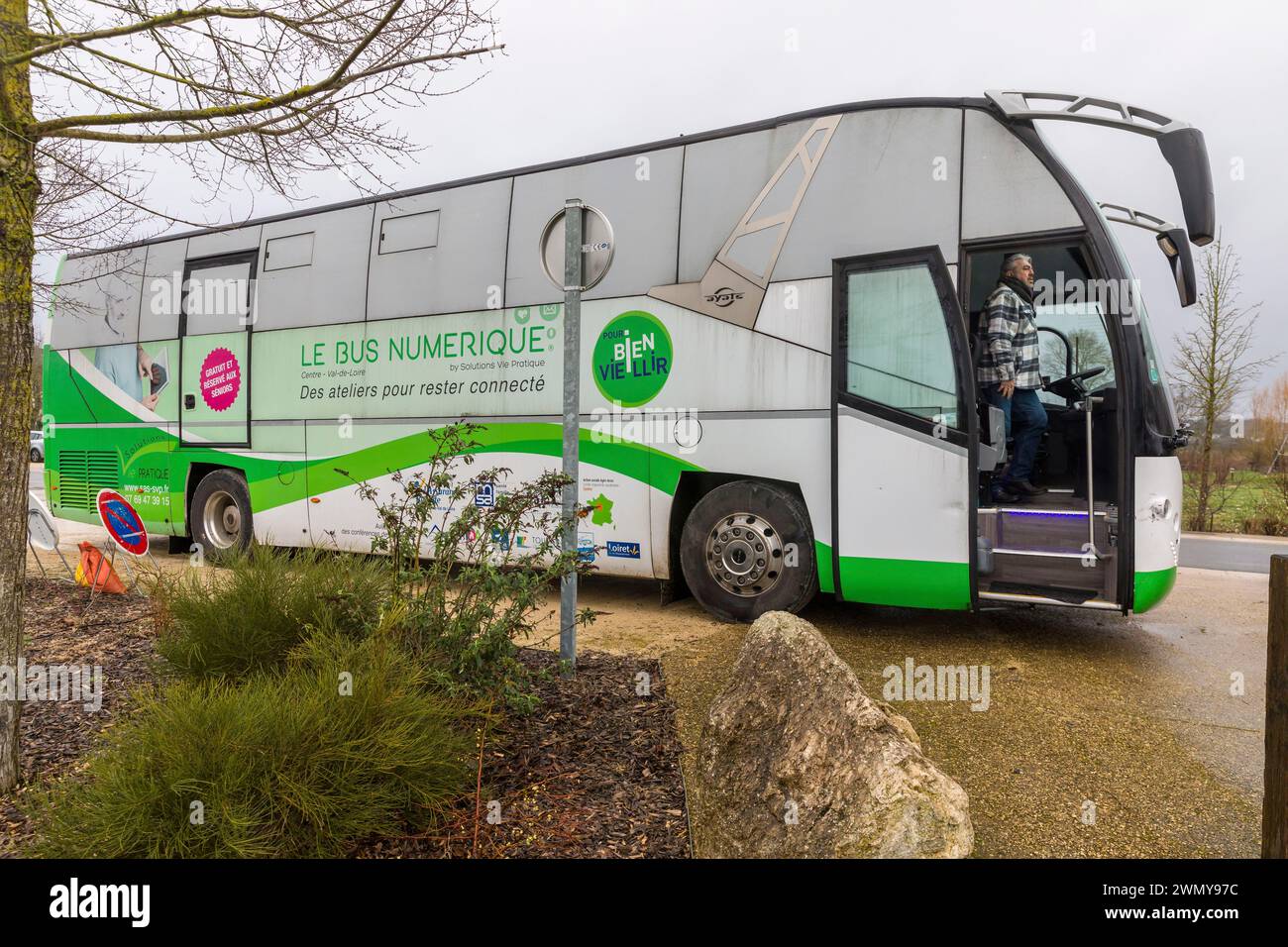 France, Indre et Loire, Bléré, le bus numérique parcourt les routes de la région Centre pour familiariser les seniors aux usages du multimédia et réduire la fracture numérique Banque D'Images