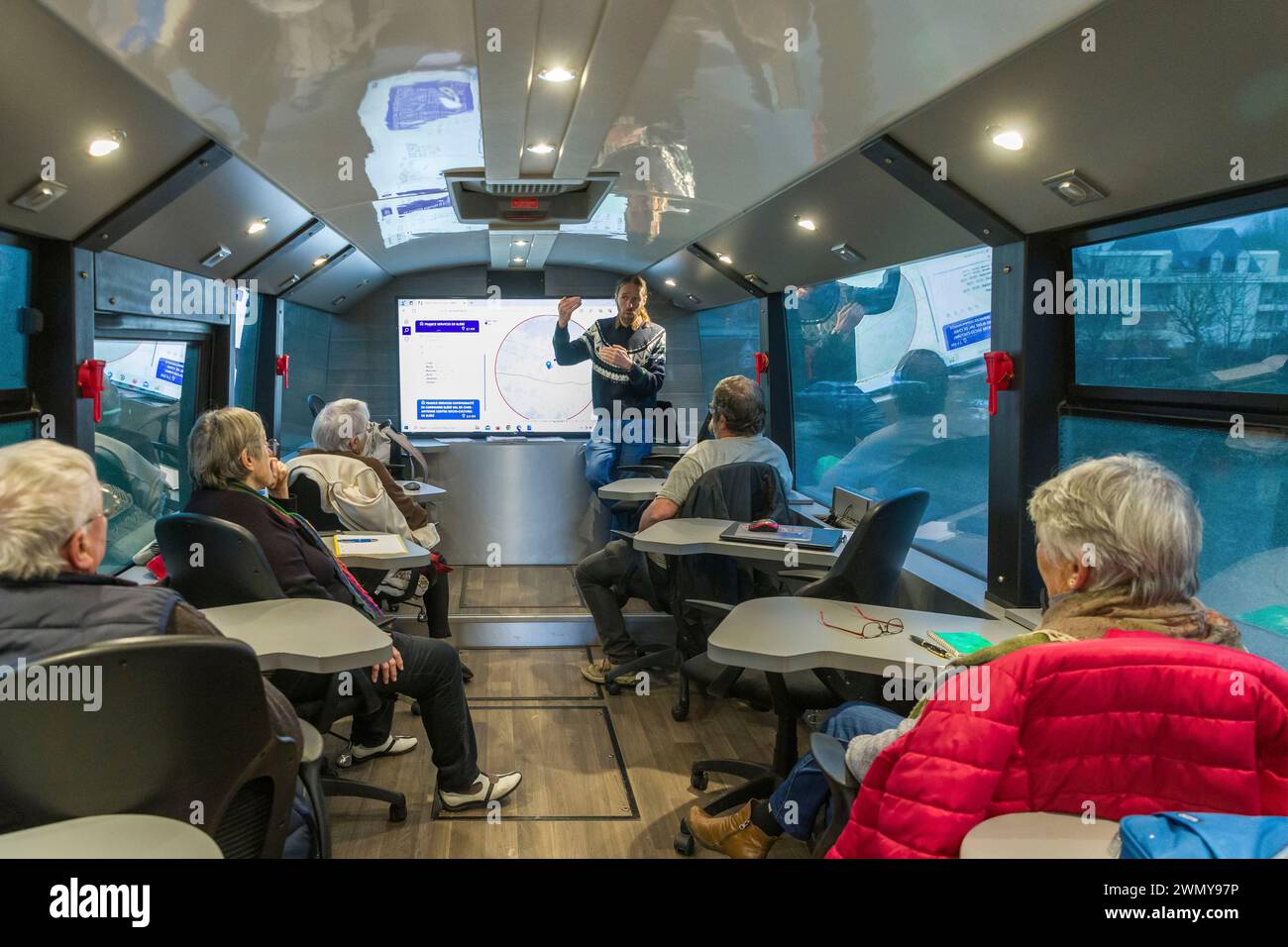 France, Indre et Loire, Bléré, le bus numérique parcourt les routes de la région Centre pour familiariser les seniors aux usages du multimédia et réduire la fracture numérique Banque D'Images