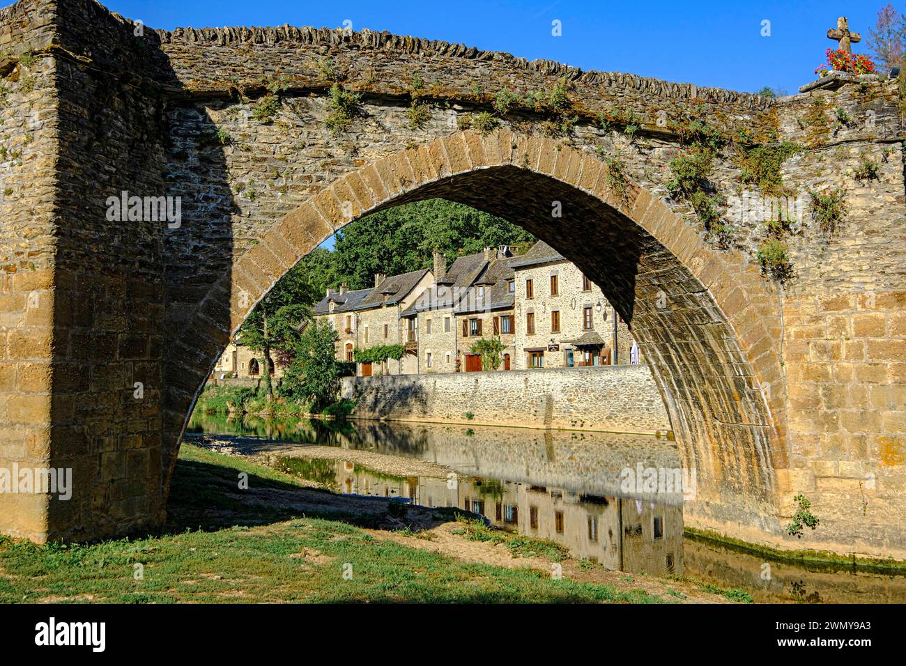 France, Aveyron, Belcastel, labellisé l'un des plus beaux villages de France, château, 10 ème. Siècle, à Fornt de la rivière Aveyron Banque D'Images