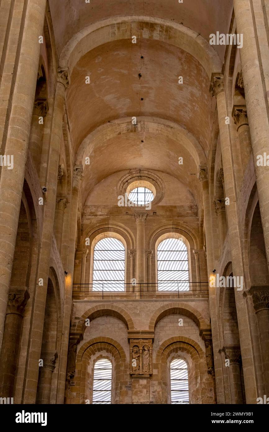 France, Aveyron, Conques, marquée comme l'un des plus beaux villages de France, un arrêt majeur sur le chemin de Saint-Jacques, l'église de Sainte-Foy datant du 11-12 ème siècle, de style romain Banque D'Images