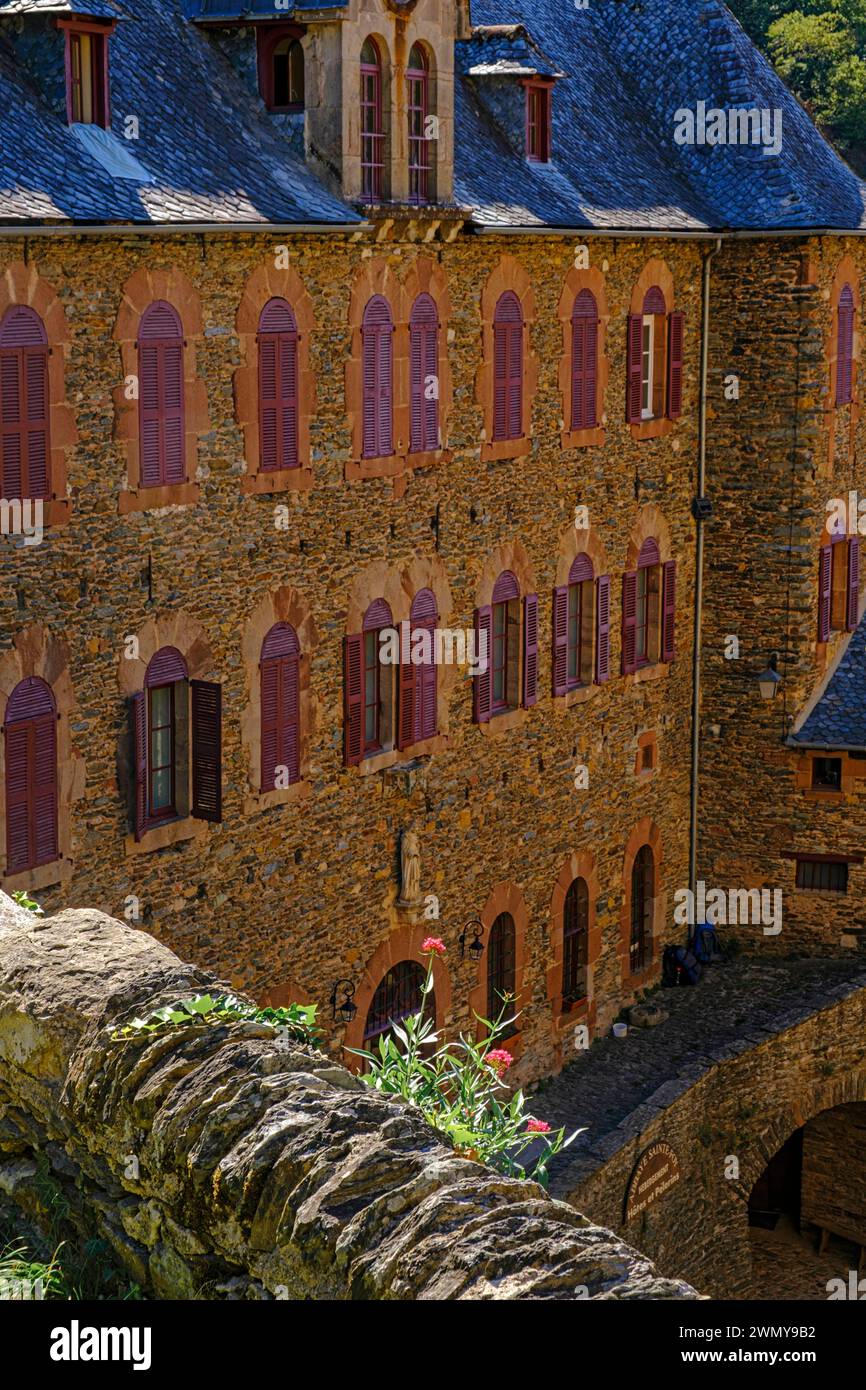 France, Aveyron, Conques, marquée comme l'un des plus beaux villages de France, un arrêt majeur sur le chemin de Saint-Jacques, l'église de Sainte-Foy datant du 11-12 ème siècle, de style romain Banque D'Images