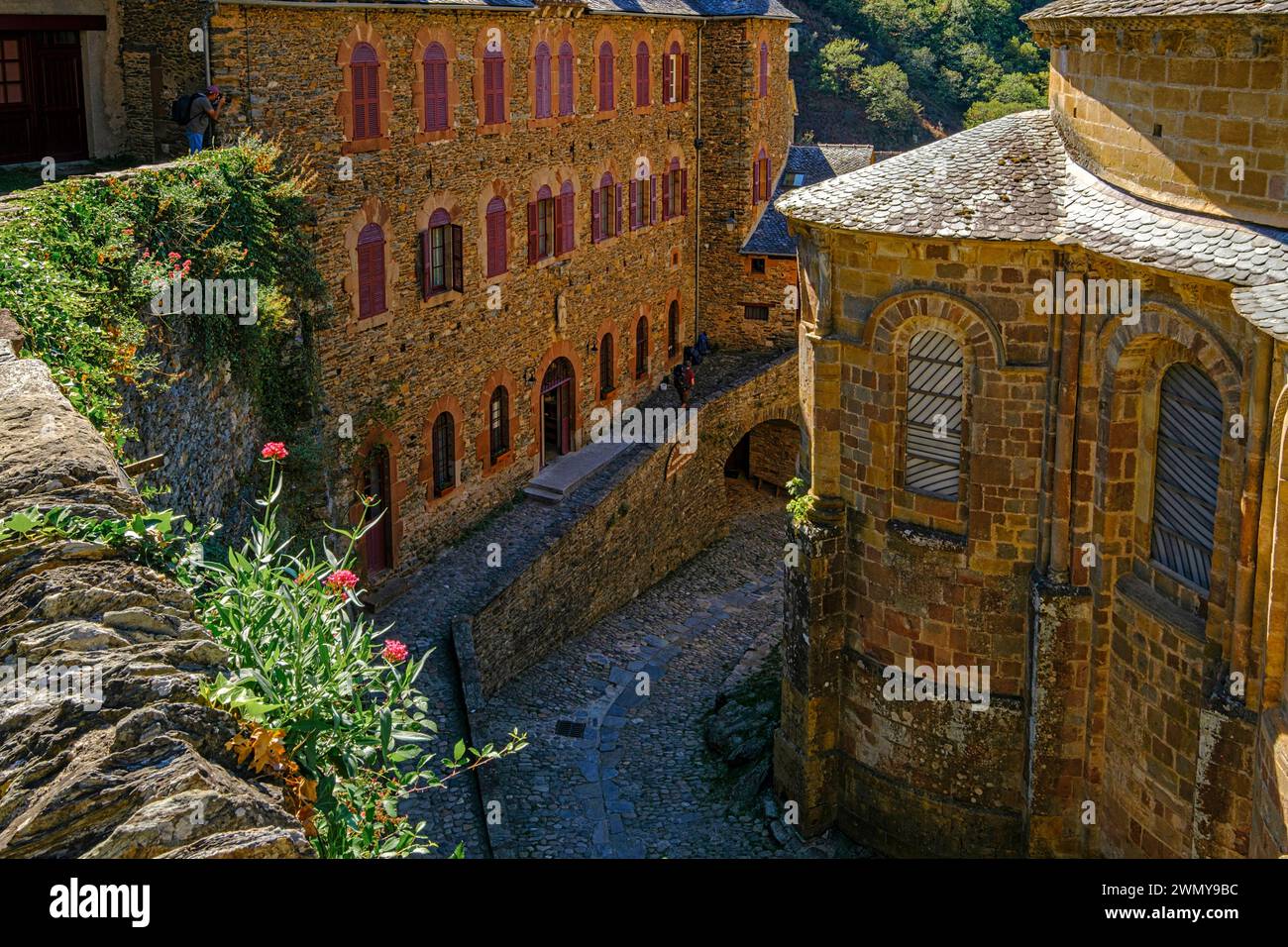 France, Aveyron, Conques, marquée comme l'un des plus beaux villages de France, un arrêt majeur sur le chemin de Saint-Jacques, l'église de Sainte-Foy datant du 11-12 ème siècle, de style romain Banque D'Images