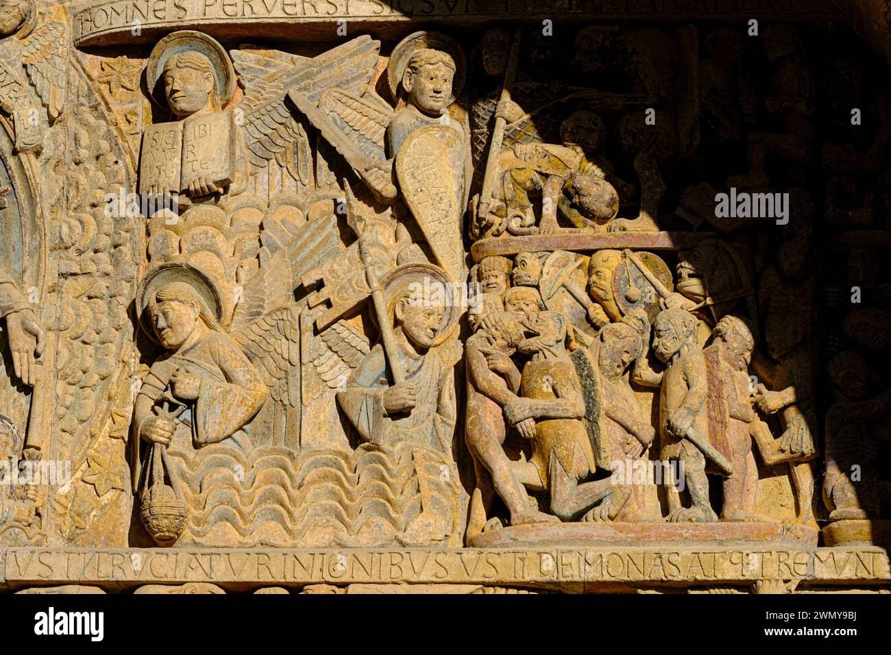 France, Aveyron, Conques, marqué l'un des plus beaux villages de France, un arrêt majeur sur le chemin de Saint-Jacques, l'église de Sainte-Foy datant du 11-12 ème siècle, de style romain, le tympan Banque D'Images