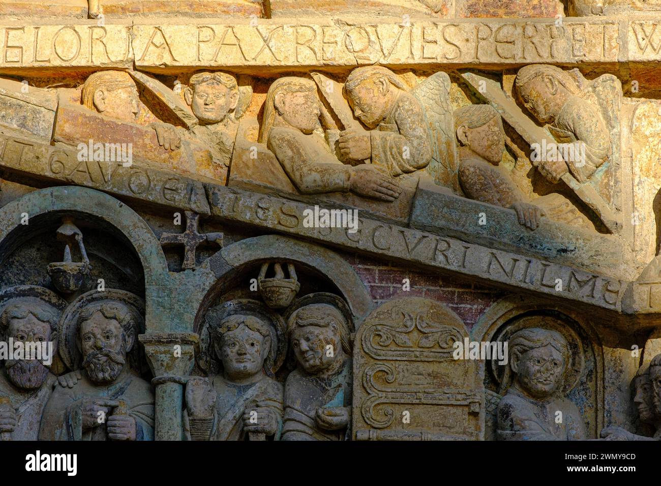 France, Aveyron, Conques, marqué l'un des plus beaux villages de France, un arrêt majeur sur le chemin de Saint-Jacques, l'église de Sainte-Foy datant du 11-12 ème siècle, de style romain, le tympan Banque D'Images