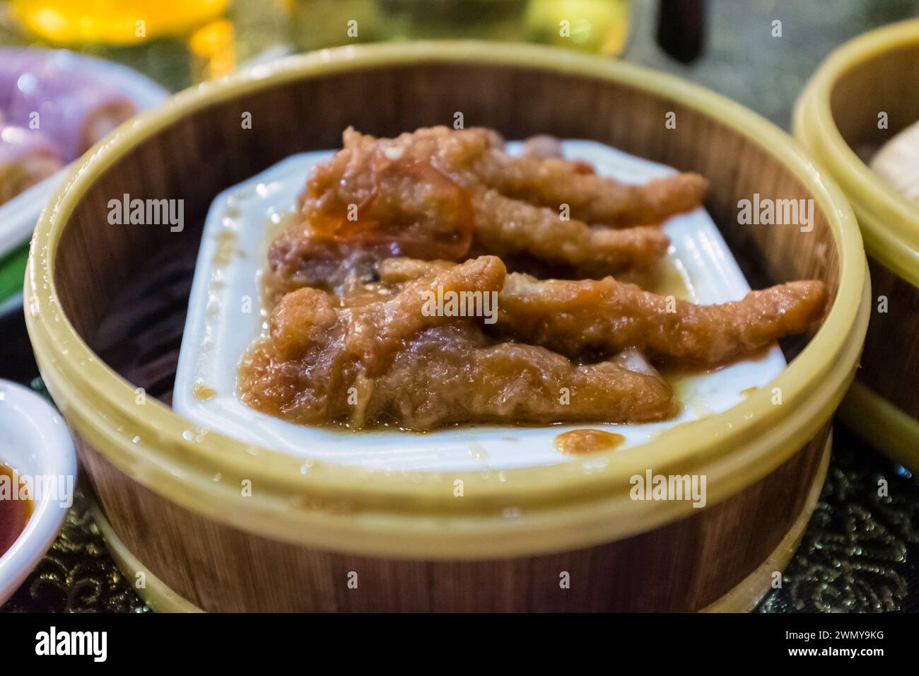 Pieds de poulets cuits à la vapeur dans une sauce aux haricots noirs, un dim sum cantonais traditionnel Banque D'Images