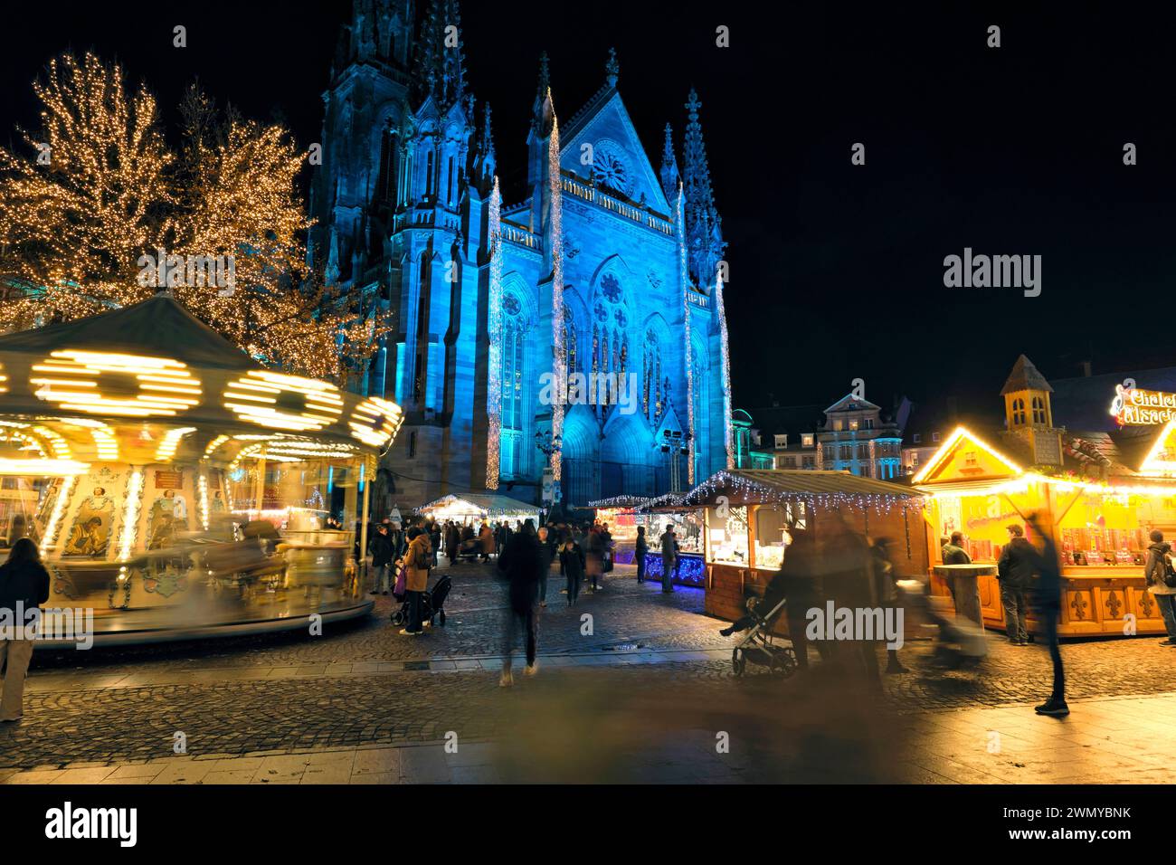 France, Haut Rhin, Mulhouse, place de la Réunion, temple Saint Etienne, manège, marché de Noël Banque D'Images