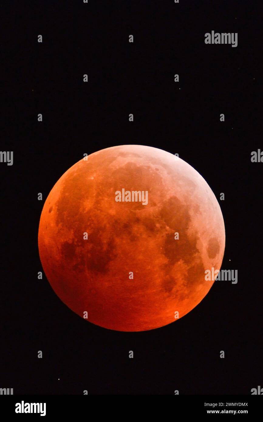 Eclipse de la super lune, éclipse lunaire, super lune rouge, lune de sang / Blutmond, pleine lune orange rouge avec des étoiles scintillantes, 21 janvier 2019, Allemagne. Banque D'Images