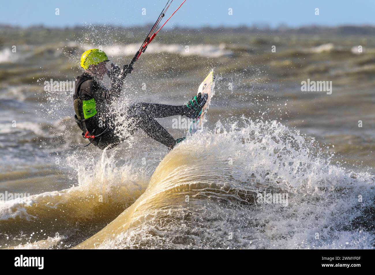 France, somme, Baie de somme, le Crotoy, venteux mais belle journée avec la tempête Céline. Les kitesurfeurs en profitent pour venir au Crotoy spot, car c'est aussi une marée haute. Beaucoup de voiles colorées ce jour-là. Banque D'Images